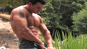 horny muscle hunk body builder jerks off his enormous cock 